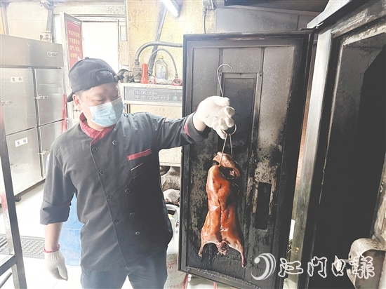 剛出爐的(de)燒鵝香飄四溢。 剛出爐的(de)燒鵝香飄四溢。