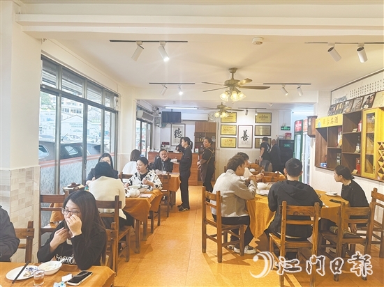 午飯時間,名(míng)遠(yuǎn)恩平菜館座無虛席。 午飯時間,名(míng)遠(yuǎn)恩平菜館座無虛席。