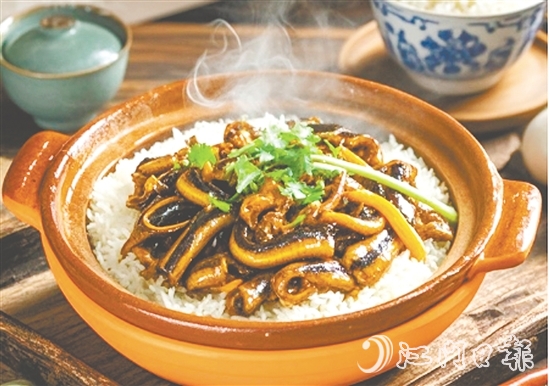 用(yong)檯(tai)山(shān)大(da)米製(zhi)作(zuò)的(de)煲仔飯别有(yǒu)一(yi)番風味。 用(yong)檯(tai)山(shān)大(da)米製(zhi)作(zuò)的(de)煲仔飯别有(yǒu)一(yi)番風味。