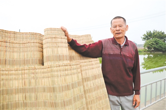 馬銳源與他(tā)編織的(de)草(cǎo)席。