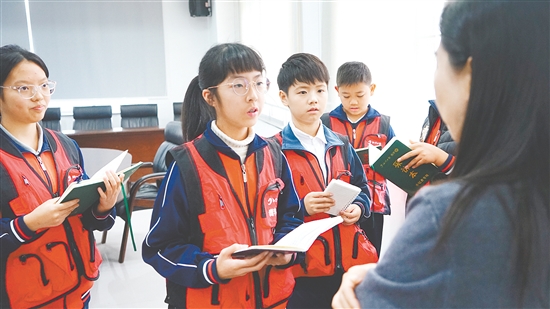 模拟采訪環節(jie)，小(xiǎo)記者們勇敢提問。