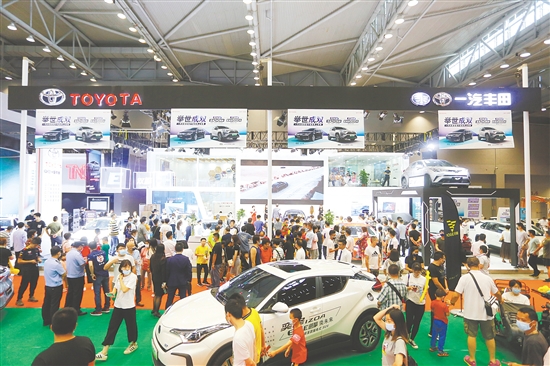 回顧往年(nian)本(ben)報舉辦(bàn)的(de)車(che)展(zhan),高(gao)規格的(de)展(zhan)具(ju)吸(xi)引許多(duo)市(shi)民(mín)的(de)目(mu)光。 回顧往年(nian)本(ben)報舉辦(bàn)的(de)車(che)展(zhan),高(gao)規格的(de)展(zhan)具(ju)吸(xi)引許多(duo)市(shi)民(mín)的(de)目(mu)光。