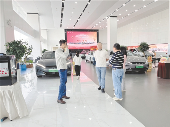 消費者讨論如何選購(gòu)新(xin)能(néng)源汽車(che)。