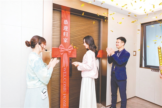 江(jiang)們(men)保利琅悅迎來交付，鑰匙交到(dao)業主(zhu)手中(zhong)。