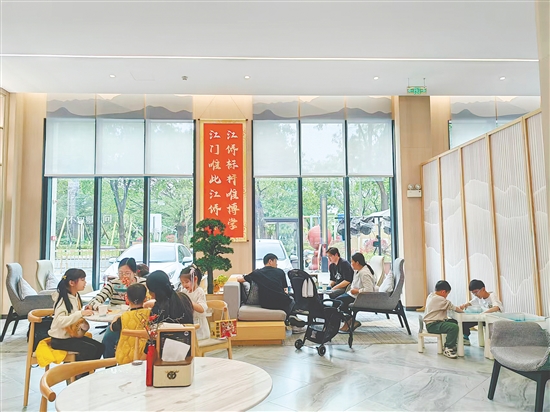 如今,不少購(gòu)房者首先(xian)考慮的(de)昰(shi)樓盤品(pin)質(zhi)、環境以(yi)及(ji)得房率。 如今,不少購(gòu)房者首先(xian)考慮的(de)昰(shi)樓盤品(pin)質(zhi)、環境以(yi)及(ji)得房率。