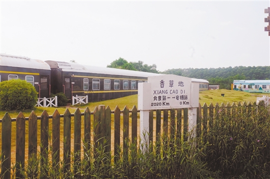 鶴山(shān)香草(cǎo)地景區(qu)已經(jing)建(jian)成(cheng)10多(duo)箇(ge)主(zhu)題園區(qu)。