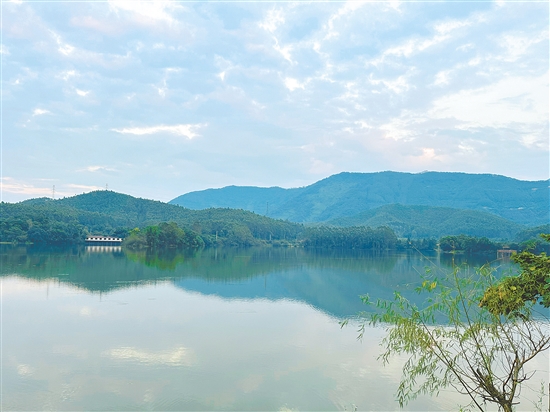 蓬江(jiang)蘭石公(gōng)園湖(hú)光山(shān)色，景色優(you)美。