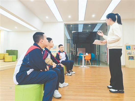 新(xin)會區(qu)中(zhong)小(xiǎo)學(xué)嚴格落實心理(li)健康教育課程(cheng)，不少學(xué)校組建(jian)心理(li)社(she))團(tuán)，深受學(xué)生(sheng)歡迎。
