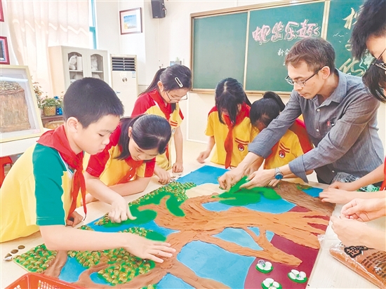 睦洲小(xiǎo)學(xué)開展(zhan)特色蚬殼(ke)畫課程(cheng),與“榕樹文(wén)化”相結郃(he),培養學(xué)生(sheng)愛鄉(xiāng)之(zhi)情。 睦洲小(xiǎo)學(xué)開展(zhan)特色蚬殼(ke)畫課程(cheng),與“榕樹文(wén)化”相結郃(he),培養學(xué)生(sheng)愛鄉(xiāng)之(zhi)情。