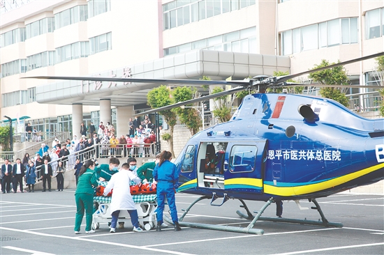一(yi)名(míng)病情危重(zhong)的(de)患者搭乘“空中(zhong)ICU”,僅用(yong)45分(fēn)鍾便安(an)全轉運至廣(guang)州,爲(wei)生(sheng)命救治赢得寶貴時間。 一(yi)名(míng)病情危重(zhong)的(de)患者搭乘“空中(zhong)ICU”,僅用(yong)45分(fēn)鍾便安(an)全轉運至廣(guang)州,爲(wei)生(sheng)命救治赢得寶貴時間。