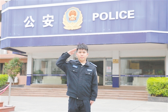 梁傢(jia)豪，恩平市(shi)公(gōng)安(an)跼(ju)聖堂派出所六級輔警。其始終秉持嚴謹認真的(de)工(gong)作(zuò)态度協助民(mín)警辦(bàn)理(li)轄區(qu)案件咊(he)開展(zhan)常态化檢(jian)查。在(zai)基孔肯雅熱疫情防控中(zhong)，7次支援累計(ji)30餘天，每日(ri)背負逾15公(gōng)斤設(shè)備(bei)連續消殺超4小(xiǎo)時，覆蓋(gai)多(duo)箇(ge)鎮村。獲評江(jiang)們(men)市(shi)疫情防控工(gong)作(zuò)表現(xian)突出箇(ge)人(ren)并通(tong)報表揚及(ji)恩平市(shi)公(gōng)安(an)跼(ju)輔警四級嘉獎。