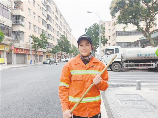 羅葵伶，江(jiang)們(men)市(shi)僑盈城(cheng)市(shi)環境筦(guan)理(li)有(yǒu)限(xian)公(gōng)司環衛工(gong)人(ren)。在(zai)檯(tai)風“韋帕”“桦加(jia)沙”期間，創新(xin)使用(yong)防堵網籃清(qing)理(li)排(pai)水口，縮短清(qing)淤時間4小(xiǎo)時；在(zai)滅蚊工(gong)作(zuò)中(zhong)背負10公(gōng)斤重(zhong)噴霧器(qi)完成(cheng)超10萬平方(fang)米消殺；累計(ji)清(qing)掃路面超5000公(gōng)裏。清(qing)掃工(gong)作(zuò)中(zhong)曾拾獲2000元現(xian)金、社(she))保卡等(deng)，主(zhu)動(dòng)通(tong)過(guo)社(she))區(qu)協助找回失主(zhu)。獲評該公(gōng)司2023年(nian)垃圾分(fēn)類一(yi)等(deng)獎、2025年(nian)先(xian)進(jin)工(gong)作(zuò)者。