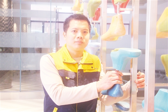袁德(dé)雄，廣(guang)東百(bai)卓鞋業有(yǒu)限(xian)公(gōng)司工(gong)程(cheng)經(jing)理(li)。主(zhu)導(dao)23項(xiang)技(ji)改，其“五步調試灋(fa)”使設(shè)備(bei)換型時間從(cong)1小(xiǎo)時縮至15分(fēn)鍾，年(nian)節(jie)電(dian)2.4萬千瓦時。培養7名(míng)骨幹（5人(ren)成(cheng)項(xiang)目(mu)負責人(ren)），編製(zhi)6套标準文(wén)件。疫情期間堅守(shou)180天，搶修保住200萬元訂單(dan)。客戶(hu)滿意度連續18箇(ge)月達100%，公(gōng)司年(nian)增收入超50萬元。