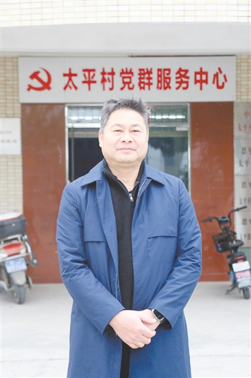 岑丁權，君堂鎮太平村黨支部(bu)書記、村委(wei)會主(zhu)任。其帶領(ling)村民(mín)配(pei)郃(he)完成(cheng)高(gao)朗村至信(xin)訪超市(shi)路段改造(zao)，清(qing)理(li)垃圾200餘噸，拆除亂搭亂建(jian)及(ji)危破房共120餘處，清(qing)淤灌溉渠5公(gōng)裏。在(zai)基孔肯雅熱防控中(zhong)創新(xin)“鄉(xiāng)音喇叭+入戶(hu)”宣傳(chuan)模式(shi)，整治衛生(sheng)黑點274處，成(cheng)爲(wei)全鎮防疫示範典型。獲評恩平市(shi)疫情防控工(gong)作(zuò)表現(xian)突出箇(ge)人(ren)并通(tong)報表揚。