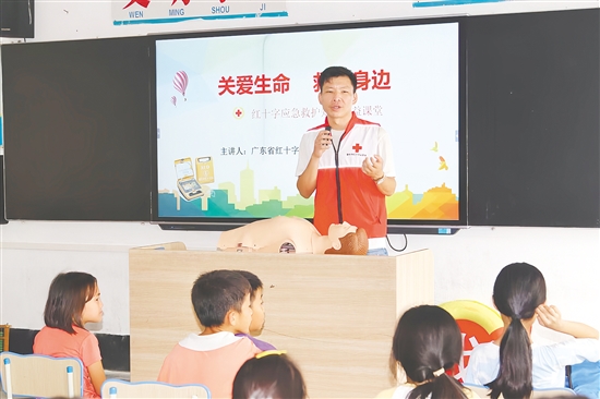 李小(xiǎo)劍，恩平市(shi)紅(hong)十字會雇員(yuan)。作(zuò)爲(wei)應急救護培訓師，創新(xin)“理(li)論+實操+情景”三維(wei)教學(xué)灋(fa)，極大(da)提升培訓效果，打通(tong)應急救護普及(ji)“最後(hou)一(yi)公(gōng)裏”，用(yong)最“接地氣(qi)”的(de)方(fang)式(shi)讓救護知識深入人(ren)心。9年(nian)累計(ji)開展(zhan)培訓超600場(chang)，覆蓋(gai)超10萬人(ren)次。在(zai)基孔肯雅熱疫情防控中(zhong)表現(xian)突出，獲恩平市(shi)委(wei)組織部(bu)通(tong)報表揚。被評爲(wei)恩平市(shi)“共産(chan)黨員(yuan)先(xian)鋒”。