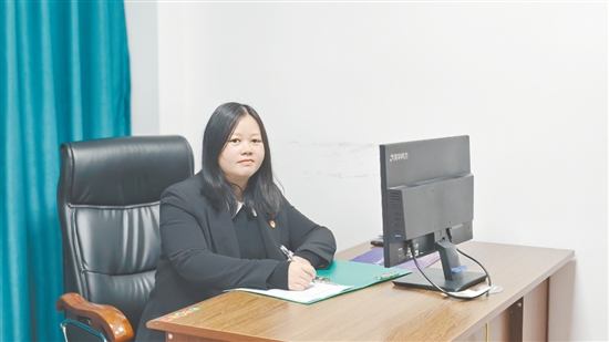 趙婷，中(zhong)共恩平市(shi)委(wei)政灋(fa)委(wei)員(yuan)會維(wei)穩工(gong)作(zuò)股股長(zhang)、四級主(zhu)任科(ke)員(yuan)。牽頭協調跟進(jin)處理(li)矛盾糾紛1102宗，成(cheng)功化解1060宗，化解率96%。主(zhu)導(dao)編印《涉穩風險研判周報》37期。在(zai)恩平市(shi)社(she))會治安(an)綜郃(he)治理(li)中(zhong)心建(jian)設(shè)過(guo)程(cheng)中(zhong)，錄入事件1019宗，化解重(zhong)點箇(ge)案30宗，推動(dòng)基層治理(li)響應率達100%。獲評恩平市(shi)“最美志(zhì)願者”、信(xin)訪工(gong)作(zuò)先(xian)進(jin)箇(ge)人(ren)、網絡輿情優(you)秀信(xin)息員(yuan)等(deng)。