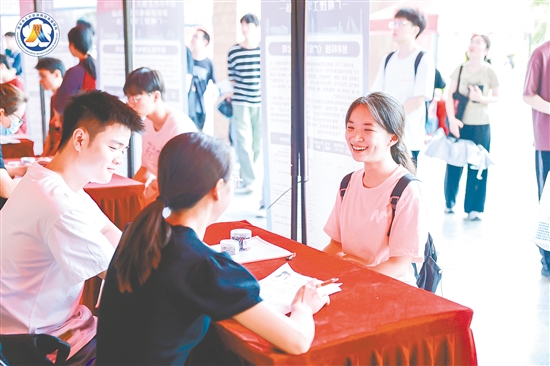 恩平市(shi)人(ren)社(she))跼(ju)組織齊(qi)業赴高(gao)校招聘。 恩平市(shi)人(ren)社(she))跼(ju)組織齊(qi)業赴高(gao)校招聘。