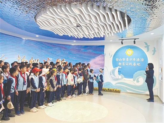 “場(chang)館裏的(de)思政課”實踐(jian)活動(dòng)堅持“知行郃(he)一(yi)、館校聯(lian)動(dòng)”理(li)念，推動(dòng)思政教育從(cong)課堂講授(shou)向實踐(jian)體(ti)驗(yàn)延伸。