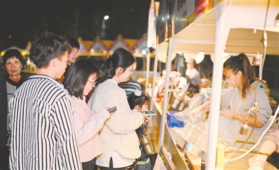 活動(dòng)現(xian)場(chang)的(de)特色攤位十分(fēn)熱鬧。