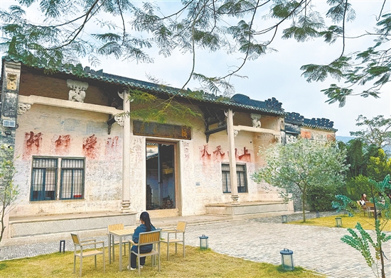 創客團(tuán)隊(duì)摒棄大(da)拆大(da)建(jian)的(de)思路,耗時三年(nian)一(yi)點點梳理(li)建(jian)築脈絡,讓百(bai)年(nian)文(wén)脈在(zai)活化中(zhong)得以(yi)延續。 創客團(tuán)隊(duì)摒棄大(da)拆大(da)建(jian)的(de)思路,耗時三年(nian)一(yi)點點梳理(li)建(jian)築脈絡,讓百(bai)年(nian)文(wén)脈在(zai)活化中(zhong)得以(yi)延續。
